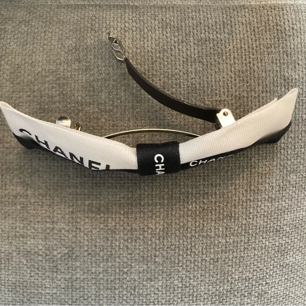 Authentic Chanel Gift Wrapping Ribbon on Barrette - Picture 8 of 16